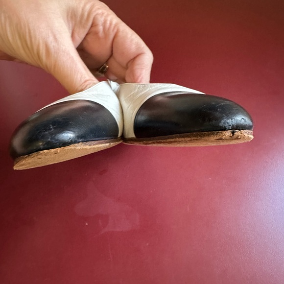 Chanel Classic Two-tone Slingbacks Ballerines White with Black Toe Cap. Size 8. - Picture 5 of 7